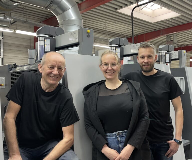 Links Johann Berzl, Svenja Berzl, Sascha Berzl im Hintergrund ist eine Offsetdruckmaschiene zu sehen